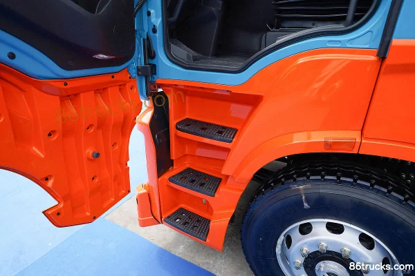 SAIC Hongyan Genlyon H6 Standard 4X2(6 wheels) Battery Swap Electric Tractor Truck (with Hydraulic Retarder) 350.07kWh Cab (3) | 86Trucks