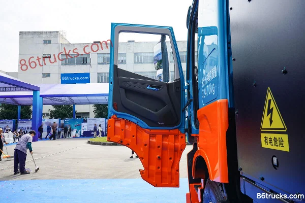 SAIC Hongyan Genlyon H6 Standard 4X2(6 wheels) Battery Swap Electric Tractor Truck (with Hydraulic Retarder) 350.07kWh Cab (1) | 86Trucks