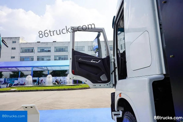 SAIC Hongyan Jiehu H6 Standard Load 6X4(10 wheels) Electric Tractor Truck (High Roof) 430kWh Cab (1) | 86Trucks