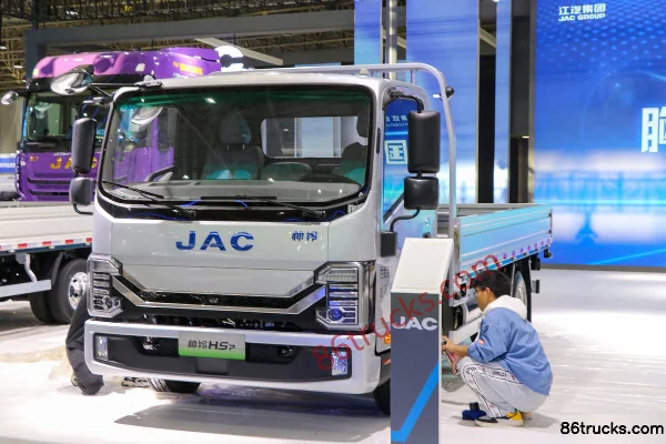 JAC Shuailing HS7 4.5T 4.18m single-row plug-in hybrid flatbed light truck 17.28kWh 4X2(6 wheels) Exterior (3) | 86Trucks