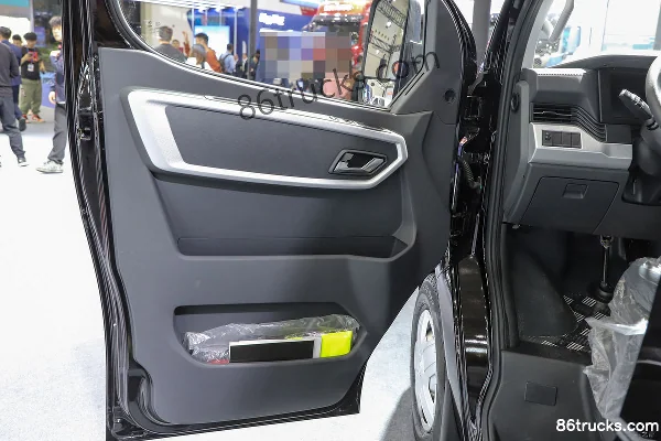 Dongfeng Yufeng V9E 4.5T 3-Seat 5.94m Pure Electric Van Truck 77.28kWh Cab (2) | 86Trucks