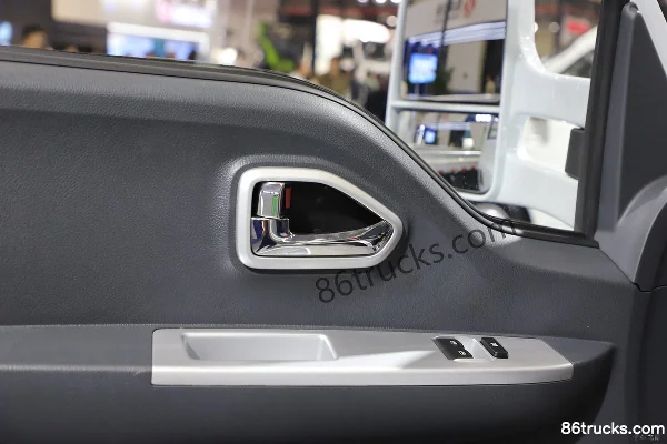 Dongfeng EV200 Standard 4.5T 3.965m Single Row Electric Van Light Truck 59.409kWh 4X2(6 wheels) Interior (2) | 86Trucks