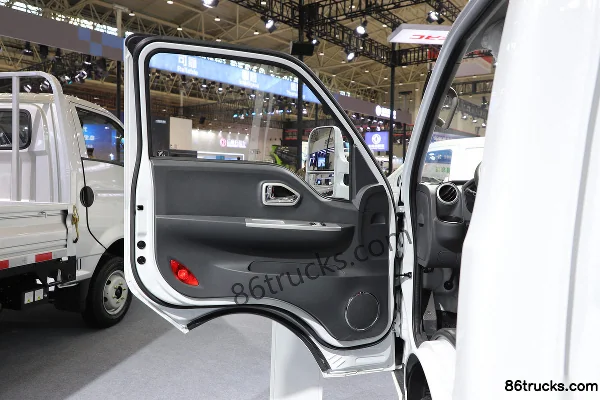 Dongfeng EV200 Standard 4.5T 3.965m Single Row Electric Van Light Truck 59.409kWh 4X2(6 wheels) Interior (1) | 86Trucks