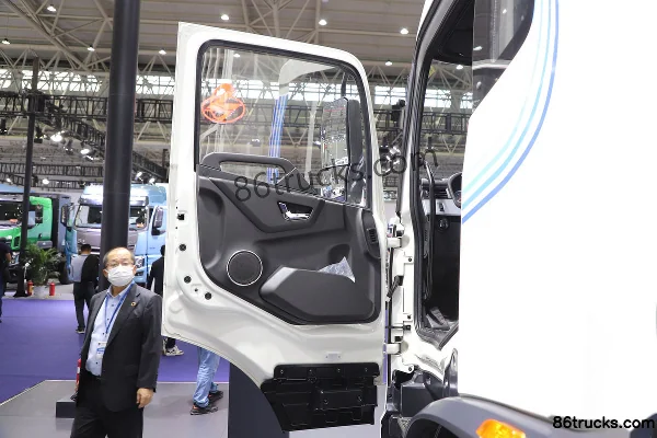 Dongfeng Commercial Vehicle Tianjin KR 18T 4X2(6 wheels) 6.8m half-row pure electric cargo truck 332kWh Interior (1) | 86Trucks