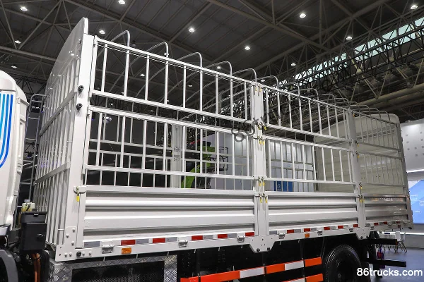 Dongfeng Commercial Vehicle Tianjin KR 18T 4X2(6 wheels) 6.8m half-row pure electric cargo truck 332kWh Body (1) | 86Trucks