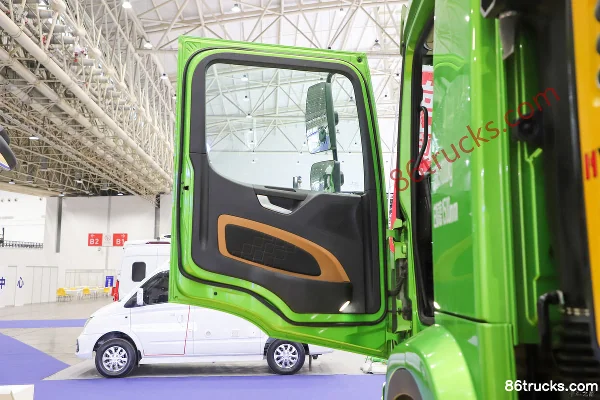 SHACMAN Cummins Longqi H 460hp 8X4(12 wheels) 6.5m dump truck Cab (1) | 86Trucks
