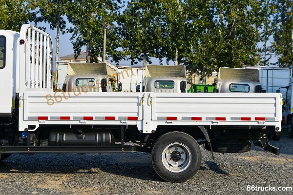 FAW Jiefang Hu VN Climbing Tiger 137 hp 4X2(6 wheels) 3.82 m extended cab stake light truck Body (2) | 86Trucks