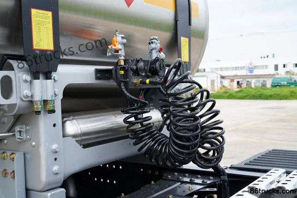 Dongfeng Liuqi Chenglong H7 Heavy Truck High-End Logistics Custom 550hp 6X4(10 wheels) LNG Automatic Tractor Truck Chassis (1) | 86Trucks