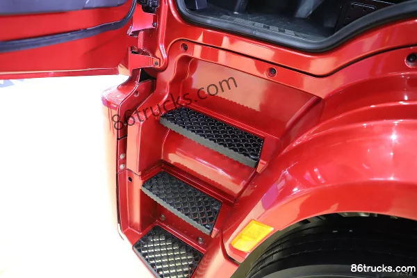 SHACMAN Cummins Longqi Jingying Edition 490 hp 6X4(10 wheels) Tractor Truck Cab (3) | 86Trucks