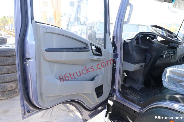 Sinotruk HOWO Tongshuai 140hp 4X2(6 wheels) 4.15m Single Row Flatbed Light Truck (WLY 5-speed) Cab (1) | 86Trucks