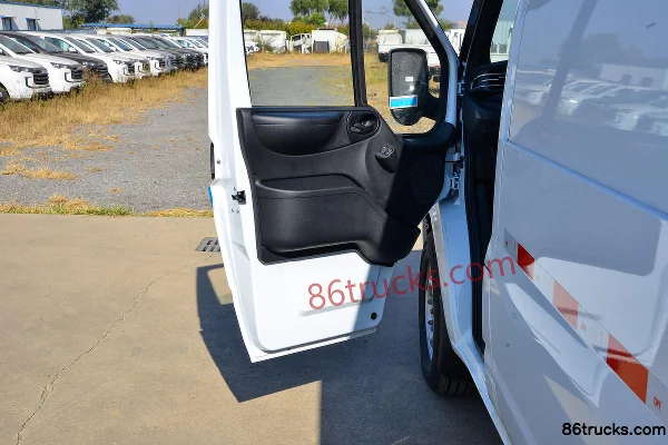 JMC Fushun 2023 146 ch 2,0T diesel 3 places automatique toit moyen fourgon fermé (China VI) Cabine (2) | 86Trucks