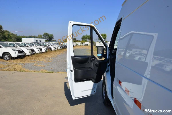 JMC Fushun 2023 146 ch 2,0T diesel 3 places automatique toit moyen fourgon fermé (China VI) Cabine (1) | 86Trucks