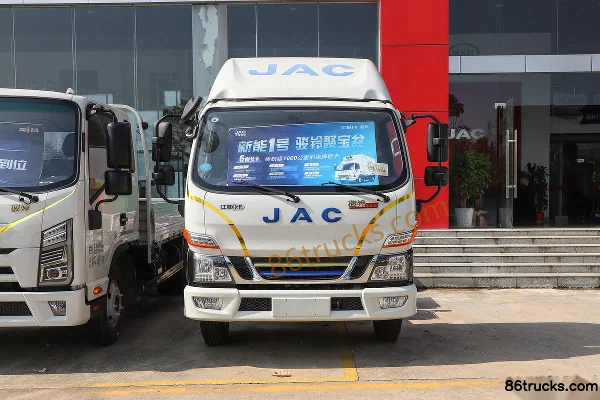 JAC Jubao 4.5T 4.18m Single Row Plug-in Hybrid Stake Light Truck 15.5kWh 4X2(6 wheels) Exterior (2) | 86Trucks