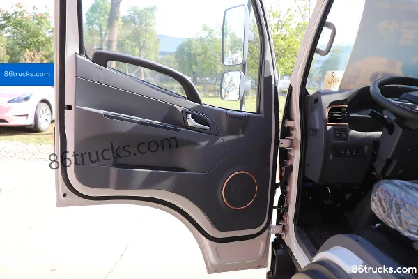 JAC Jubao 4.5T 4.18m Single Row Plug-in Hybrid Stake Light Truck 15.5kWh 4X2(6 wheels) Interior (2) | 86Trucks