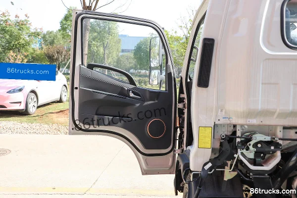 JAC Jubao 4.5T 4.18m Single Row Plug-in Hybrid Stake Light Truck 15.5kWh 4X2(6 wheels) Interior (1) | 86Trucks