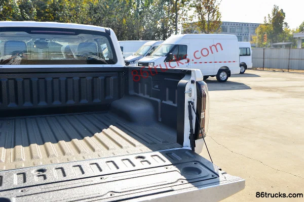 JMC Da Dao Zhuiguangzhe Zhizun 2.3T Diesel 177hp Automatic 4WD Standard Wheelbase Double Row Pickup Body (6) | 86Trucks