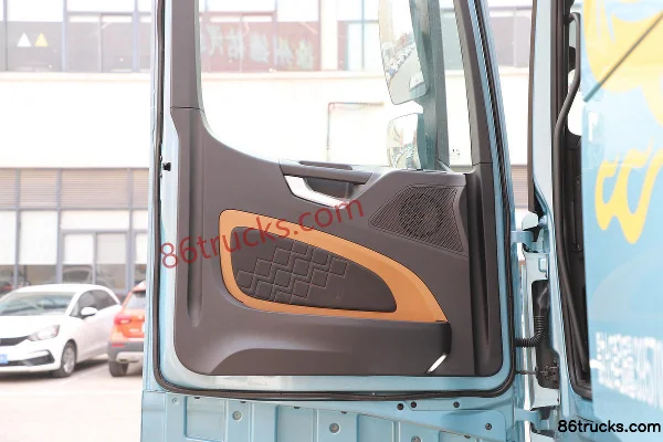 SHACMAN Cummins Longxiang Classic Edition 530 hp 6X4(10 wheels) LNG Automatic Tractor Truck (16-speed) Cab (2) | 86Trucks