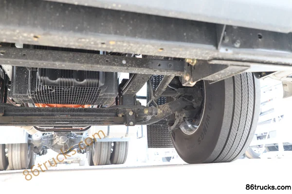 Foton AumanEST Basic Edition 530 hp 6X4(10 wheels) LNG Tractor Truck Chassis (3) | 86Trucks