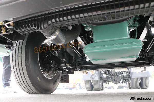 FAW Jiefang J6V camion lourd Édition Élite 530 ch 6X4(10 roues) tracteur routier LNG (ralentisseur hydraulique)(pont arrière 440) Châssis (2