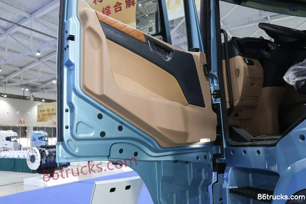 SHACMAN Delong X5000 Elite Edition 590hp 6X4(10 wheels) LNG Tractor Truck Cab (2) | 86Trucks