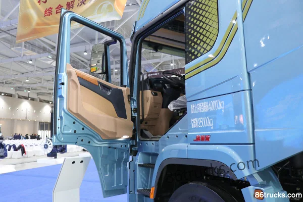 SHACMAN Delong X5000 Elite Edition 590hp 6X4(10 wheels) LNG Tractor Truck Cab (1) | 86Trucks