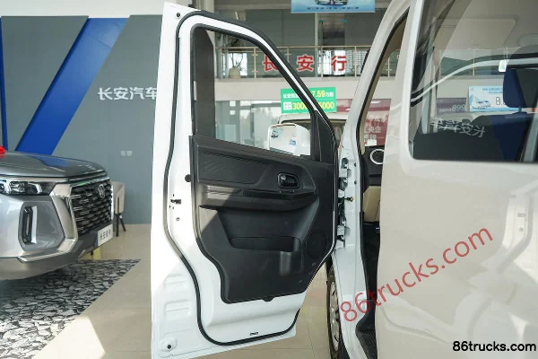 Changan Ruixing EM80 II 2023 Confort 2,4T 7 places 4,805 m fourgonnette électrique à portes battantes 41,932 kWh Cabine (2) | 86Trucks