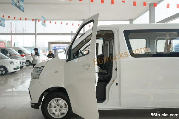 Changan Ruixing EM80 II 2023 Confort 2,4T 7 places 4,805 m fourgonnette électrique à portes battantes 41,932 kWh Cabine (1) | 86Trucks