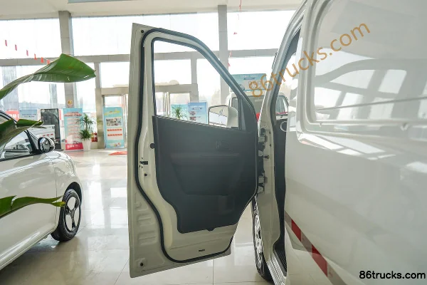 Changan Ruixing EM60 II 2.6T 2 places 4,525 m fourgon électrique à portes battantes 41,86 kWh Cabine (1) | 86Trucks