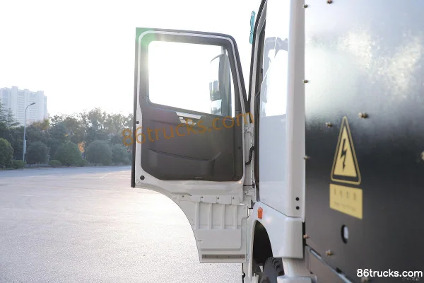 XCMG Truck E700 6X4(10 wheels) battery-swap pure electric tractor truck 282kWh Cab (1) | 86Trucks