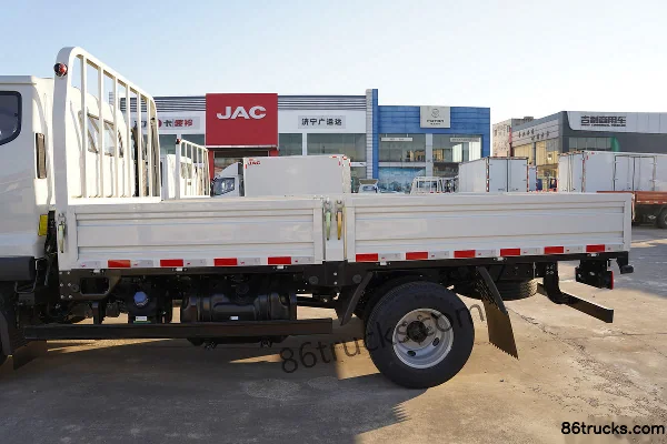 JAC V5 Confort 2.3L Diesel 143 ch 4X2(6 roues) JAC 5 vitesses 3,89 m cabine avancée plateau ridelles Carrosserie (1) | 86Trucks