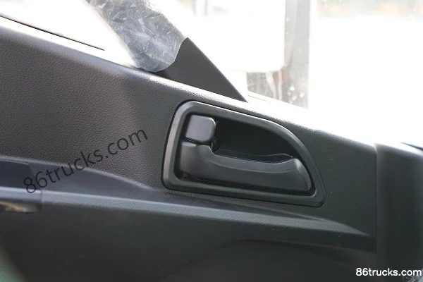 XCMG Hanchi Beijixing 160hp 4X2(6 wheels) 4.02m refrigerated truck Cab (3) | 86Trucks