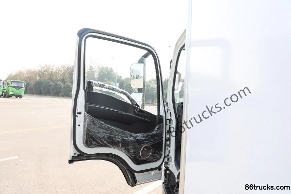 XCMG Hanchi Beijixing 160hp 4X2(6 wheels) 4.02m refrigerated truck Cab (1) | 86Trucks