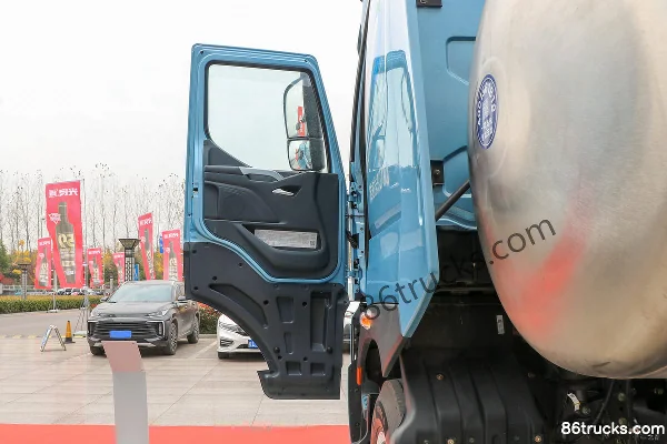 Dongfeng Liuqi Chenglong H7 camion lourd 550 ch 6X4(10 roues) tracteur routier LNG à boîte automatique Cabine (1) | 86Trucks