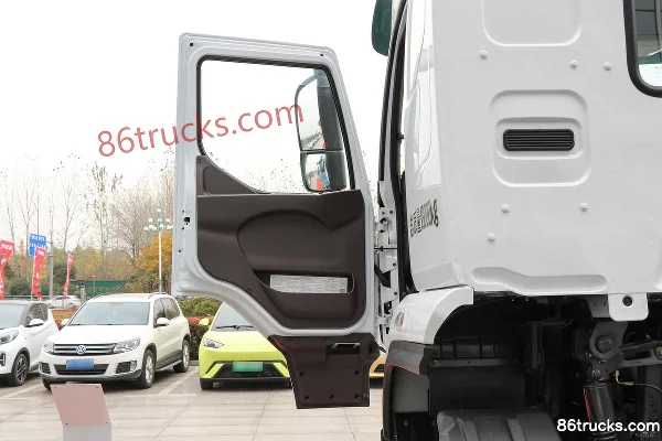 Dongfeng Liuqi Chenglong H5 Chuangfu Edition 6.9L LNG 280 hp 4X2(6 wheels) Fast Gear 8-speed 9.7m Van Cargo Truck Cab (1) | 86Trucks