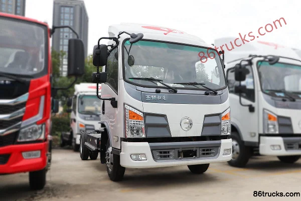 Yuchai New Energy EC214F 4.5T 4.125m Single Row Pure Electric Stake Light Truck 81.14kWh 4X2(6 wheels) Exterior