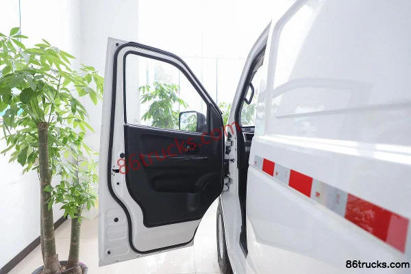 Yuchai New Energy Yuda V6 édition standard 3,2T 2 places camion fourgon électrique pur 4,89 m 41,86 kWh Cabine (1) | 86Trucks