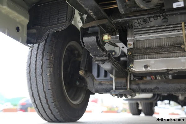 Dongfeng Xiaobawang W17 122hp 4X2(6 wheels) 3.95m single-row flatbed mini truck Chassis (2) | 86Trucks