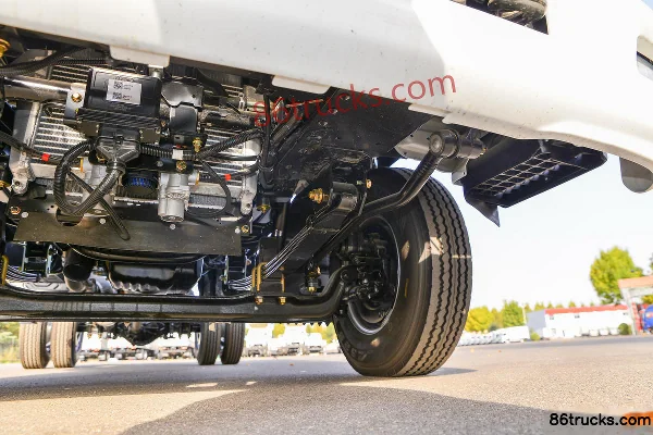 Qingling Isuzu KV100 132hp 4X2(6 wheels) 3.35m Single Row Detachable Van Light Truck Chassis (3) | 86Trucks