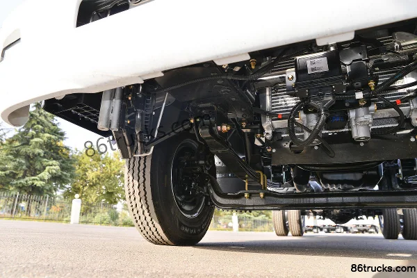 Qingling Isuzu KV100 132hp 4X2(6 wheels) 3.35m Single Row Detachable Van Light Truck Chassis (2) | 86Trucks