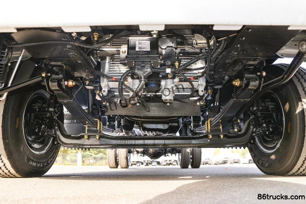 Qingling Isuzu KV100 132hp 4X2(6 wheels) 3.35m Single Row Detachable Van Light Truck Chassis (1) | 86Trucks