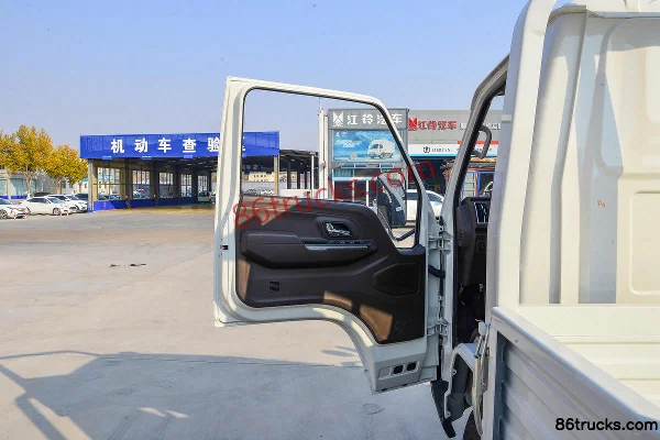 JMC Shunwei Small Truck 122hp 4X2(6 wheels) 3.7m Single Row Flatbed Small Truck (China VI) Cab (1) | 86Trucks