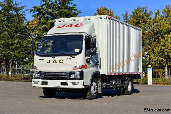 JAC Shuailing E 130 ch 4X2(6 roues) fourgon léger à cabine simple 4,15 m Extérieur (3) | 86Trucks
