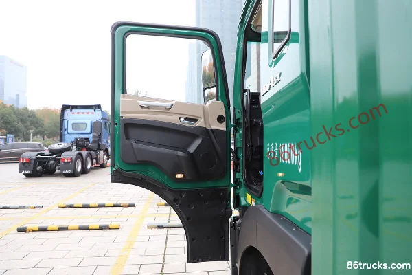 JAC Gallop A5X Heavy Truck 18T 4X2(6 wheels) 9.8m Fuel Cell Box Cargo Truck 50.45kWh Interior (1) | 86Trucks