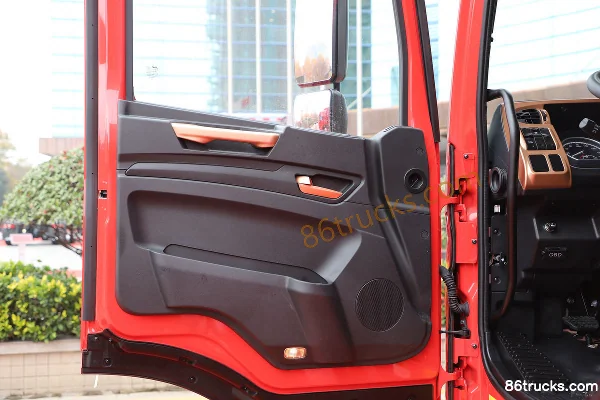 JAC Gallop A5L III Medium Truck 170 hp 4X2(6 wheels) 6.7m Double Row Livestock Cargo Truck Cab (2) | 86Trucks