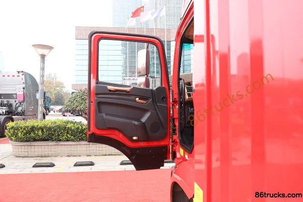 JAC Gallop A5L III Medium Truck 170 hp 4X2(6 wheels) 6.7m Double Row Livestock Cargo Truck Cab (1) | 86Trucks