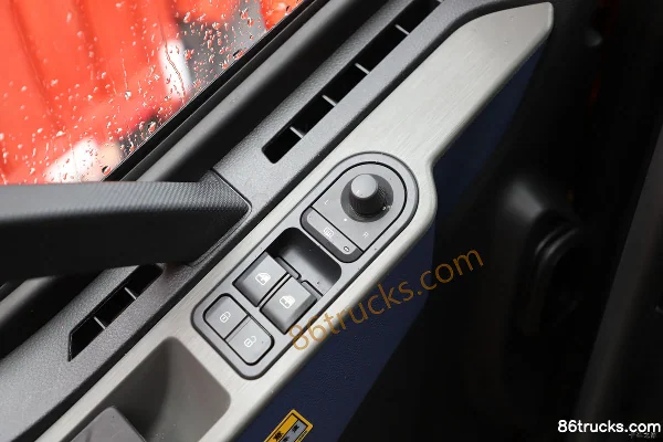 FAW Jiefang J6V Leading Edition 12.5L LNG 500 hp 8X4(12 wheels) FAW Jiefang 12-Speed 9.5m Stake Cargo Truck Cab (3) | 86Trucks