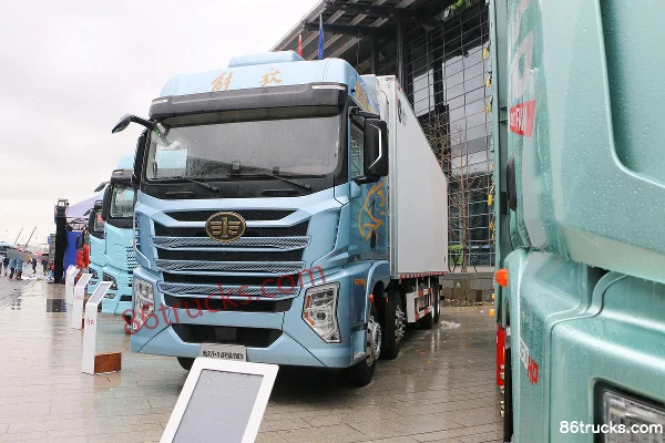 FAW Jiefang Qingdao Yingtu cabine affaires 620 ch 8X4(12 roues) 9,5 m camion frigorifique AMT automatique (ralentisseur hydraulique) Extérie
