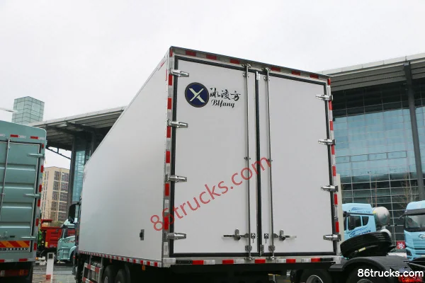 FAW Jiefang Qingdao Yingtu cabine affaires 620 ch 8X4(12 roues) 9,5 m camion frigorifique AMT automatique (ralentisseur hydraulique) Carross