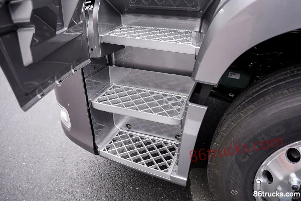 FAW Jiefang J6E Heavy Truck 530 hp 4X2(6 wheels) LNG Automatic Tractor Truck Cab (3) | 86Trucks