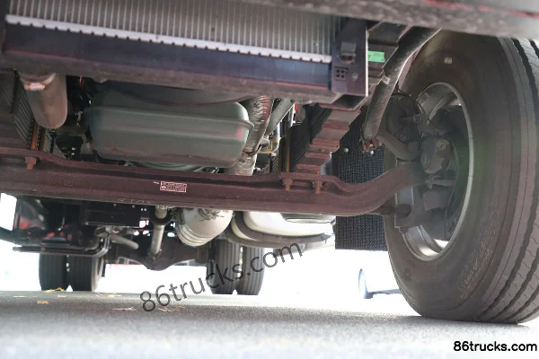 FAW Jiefang J6L 220hp 4X2(6 wheels) truck-mounted crane (XCMG brand) Chassis (3) | 86Trucks